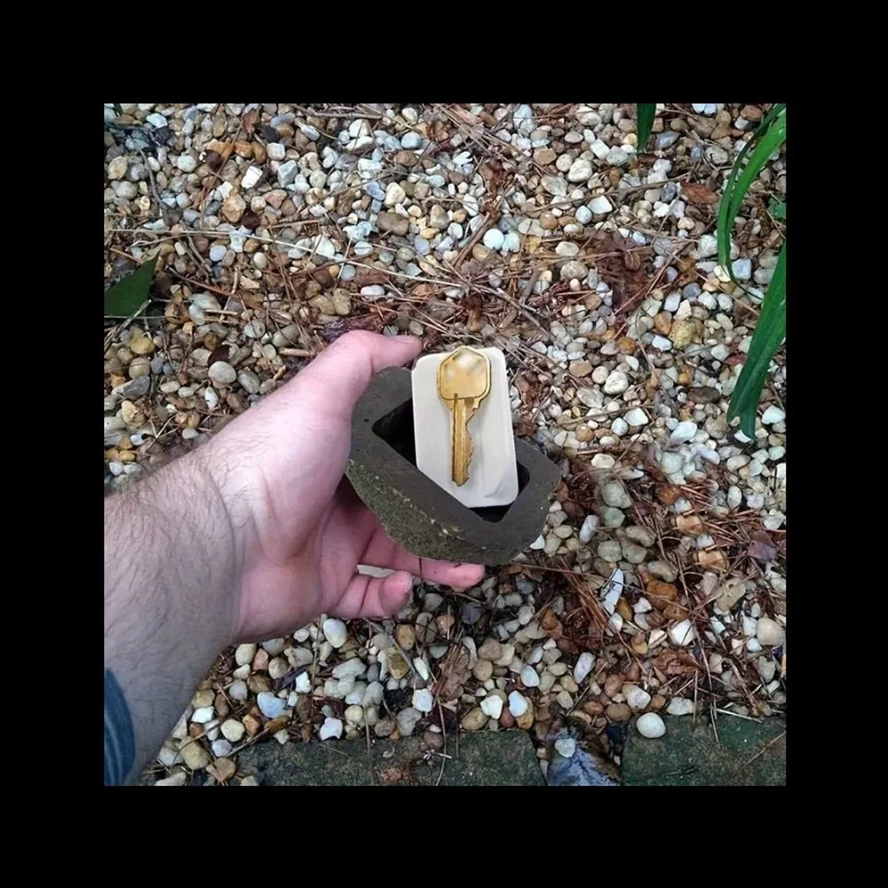 Naturalistic “hide a key” rock